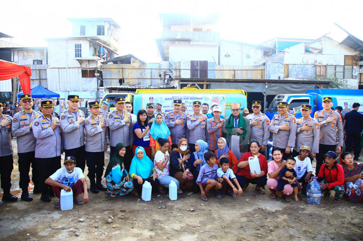 Sandi memandang kegiatan ini menjadi ajang silaturahmi jajaran Polri dengan masyarakat, untuk membantu masyarakat yang tengah kesulitan. Dia berharap bantuan air bersih tersebut dapat meringankan beban masyarakat.