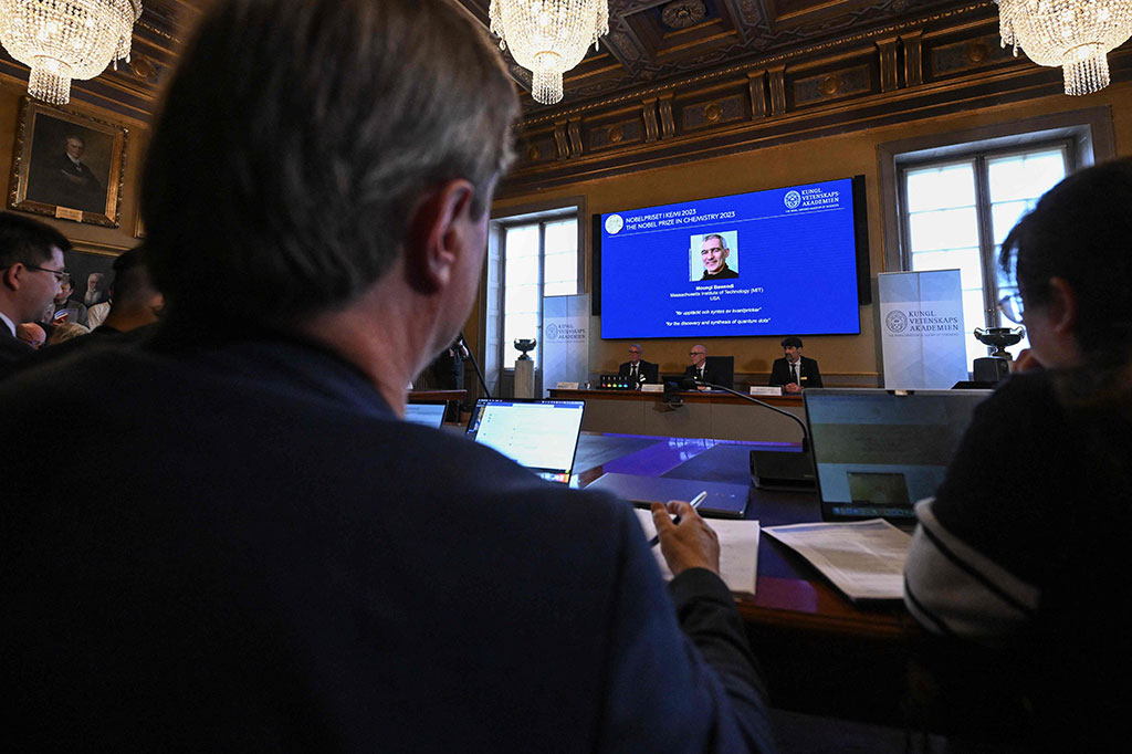 Penelitian diawali oleh Ekimov pada awal 1980-an, kemudian diteruskan oleh Brus dan Bawendi.