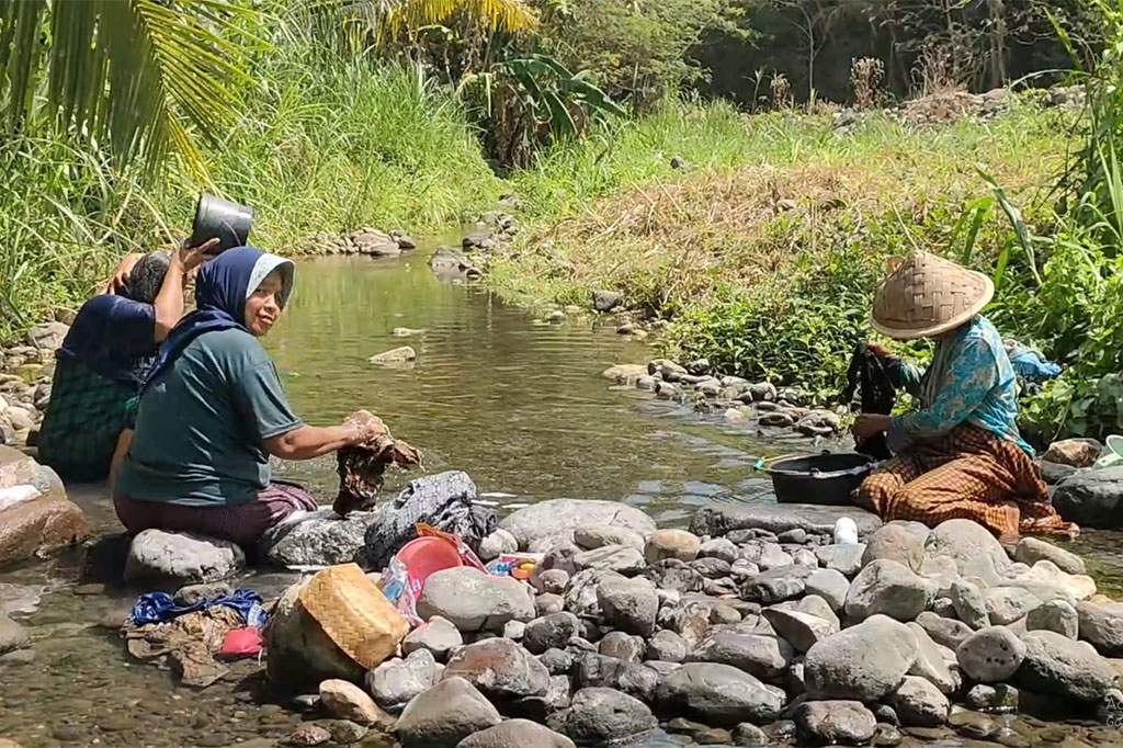 Tak hanya kesulitan memenuhi kebutuhan air bersih untuk dikonsumsi, warga juga kesulitan air untuk mandi dan mencuci pakaian. Warga pun memanfaatkan air sungai yang masih menggenang di beberapa titik untuk mandi dan mencuci pakaian.