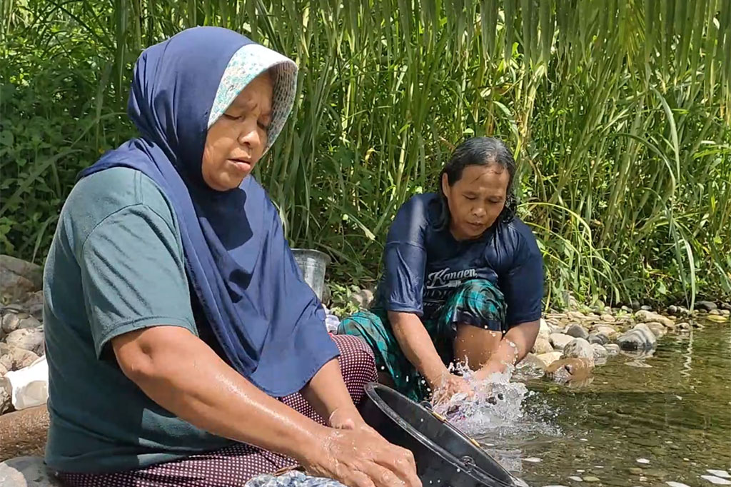Di Desa Sidomulyo ini menurut warga terdapat 5 pedusunan yang mengalami kekeringan dan kesulitan mendapat air bersih. Warga berharap ada bantuan sumur bor, sehingga di musim kemarau mereka tidak kesulitan mendapat air bersih.