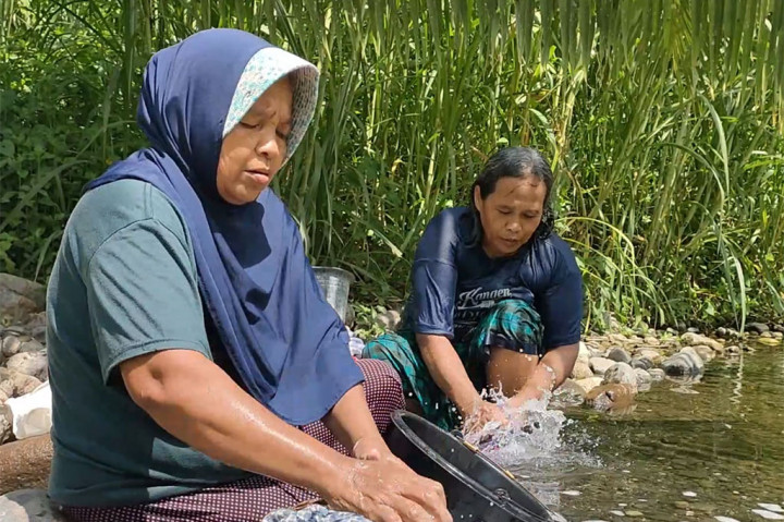 Di Desa Sidomulyo ini menurut warga terdapat 5 pedusunan yang mengalami kekeringan dan kesulitan mendapat air bersih. Warga berharap ada bantuan sumur bor, sehingga di musim kemarau mereka tidak kesulitan mendapat air bersih.