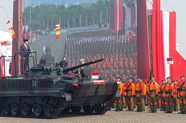 Presiden Joko Widodo (Jokowi) didampingi Panglima TNI Laksamana Yudo Margono menaiki tank ambifi BMP-3F. Presiden mengecek kesiapan pasukan dalam upacara Hari Ulang Tahun (HUT) Ke-78 TNI di silang Monumen Nasional (Monas), Kamis, 5 Oktober 2023. 