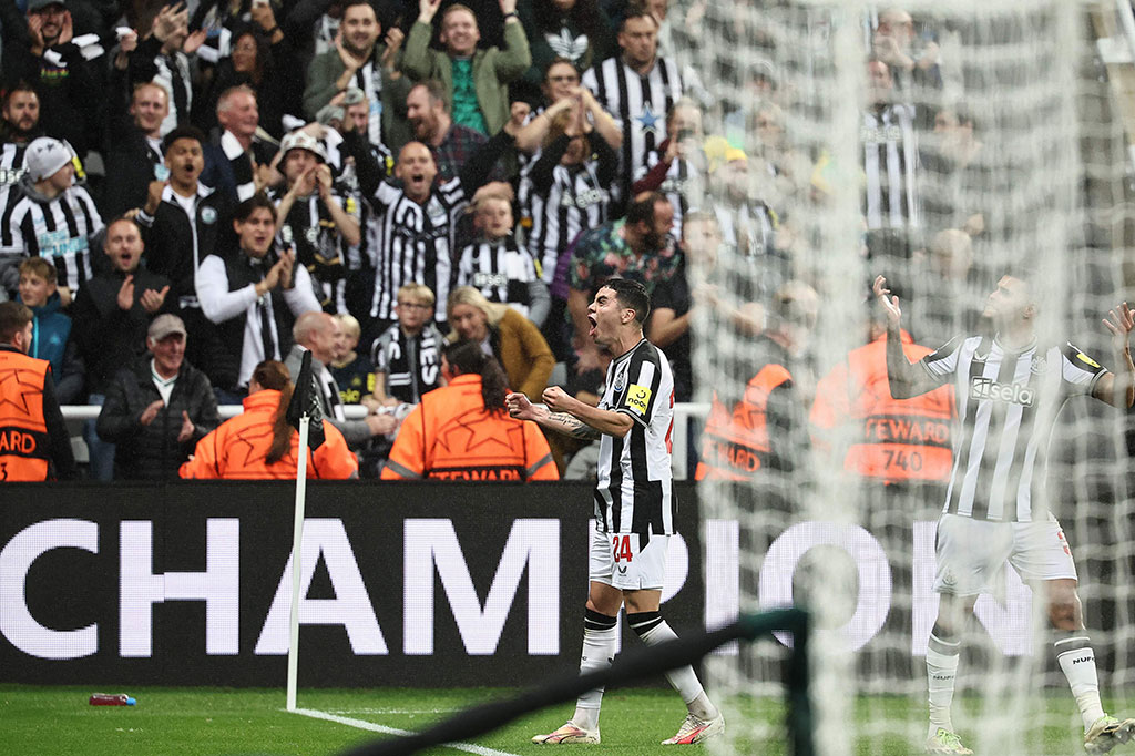 Bermain di hadapan publik sendiri, Newcastle berhasil mencuri keunggulan terlebih dahulu pada menit ke-17 melalui gol yang dicetak oleh Miguel Almiron memanfaatkan umpan Alexander Isak sehingga skor berubah menjadi 1-0.