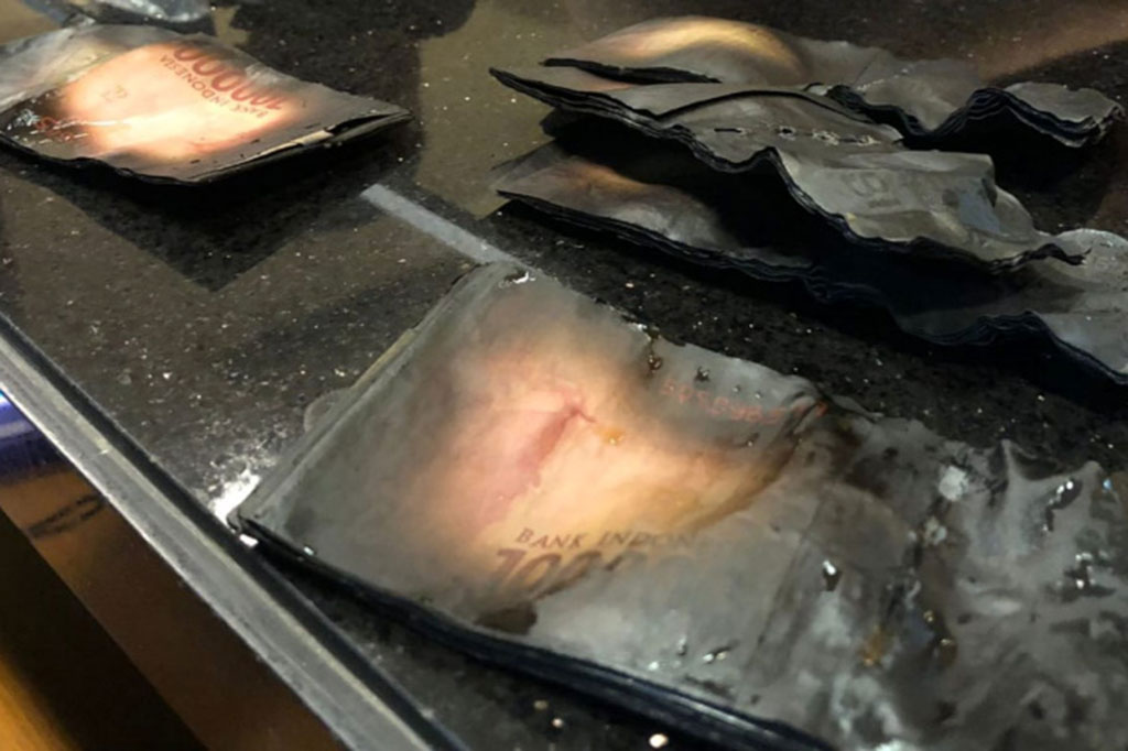 Bukti uang hangus yang berhasil diidentifikasi petugas Bank Indonesia Solo, Jawa Tengah. Kebakaran yang menghanguskan gudang rosok di Kampung Joyosudiran, Pasar Kliwon, Solo, Jawa Tengah, Selasa, 3 Oktober, memunculkan kepiluan mendalam bagi seorang korban. Hal ini karena uang simpanan sebanyak Rp9 juta lebih ikut terbakar.