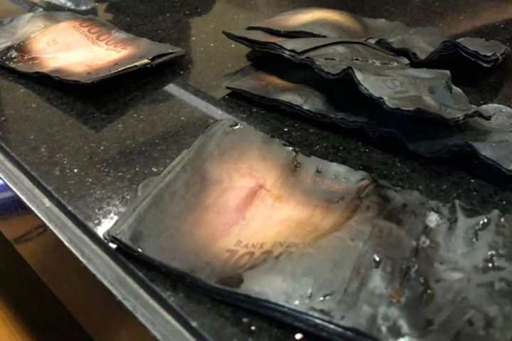 Bukti uang hangus yang berhasil diidentifikasi petugas Bank Indonesia Solo, Jawa Tengah. Kebakaran yang menghanguskan gudang rosok di Kampung Joyosudiran, Pasar Kliwon, Solo, Jawa Tengah, Selasa, 3 Oktober, memunculkan kepiluan mendalam bagi seorang korban. Hal ini karena uang simpanan sebanyak Rp9 juta lebih ikut terbakar.