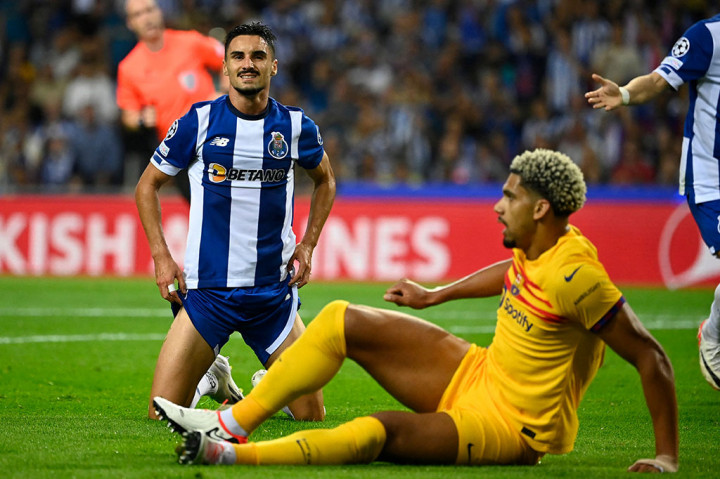 Pada babak pertama FC Porto memiliki peluang terlebih dahulu untuk mencetak gol lewat tendangan Stephen Eustaquio. Sayang bola masih dapat diamankan kiper Barcelona Marc-Andre Ter Stegen.