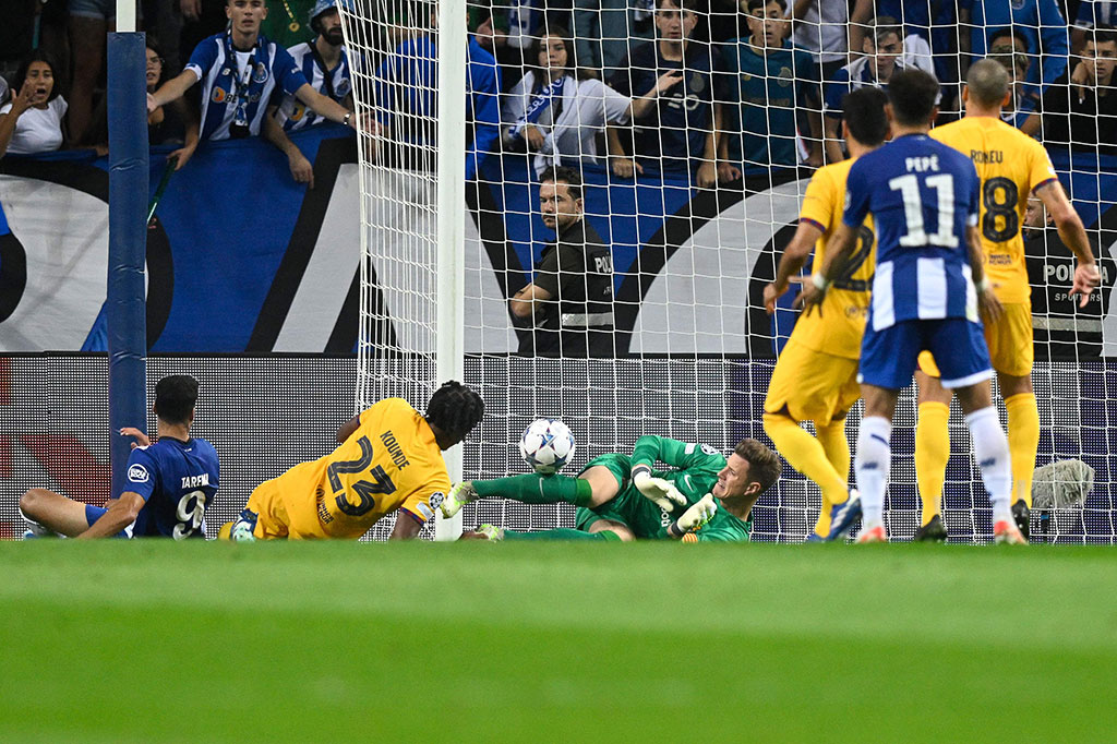 Memasuki babak kedua, Porto mengambil inisiatif menyerang dan memberikan ancaman melalui upaya yang dilakukan oleh Mehdi Taremi, namun tendangannya masih dapat diselamatkan Ter Stegen.