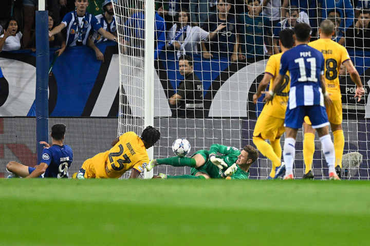 Memasuki babak kedua, Porto mengambil inisiatif menyerang dan memberikan ancaman melalui upaya yang dilakukan oleh Mehdi Taremi, namun tendangannya masih dapat diselamatkan Ter Stegen.