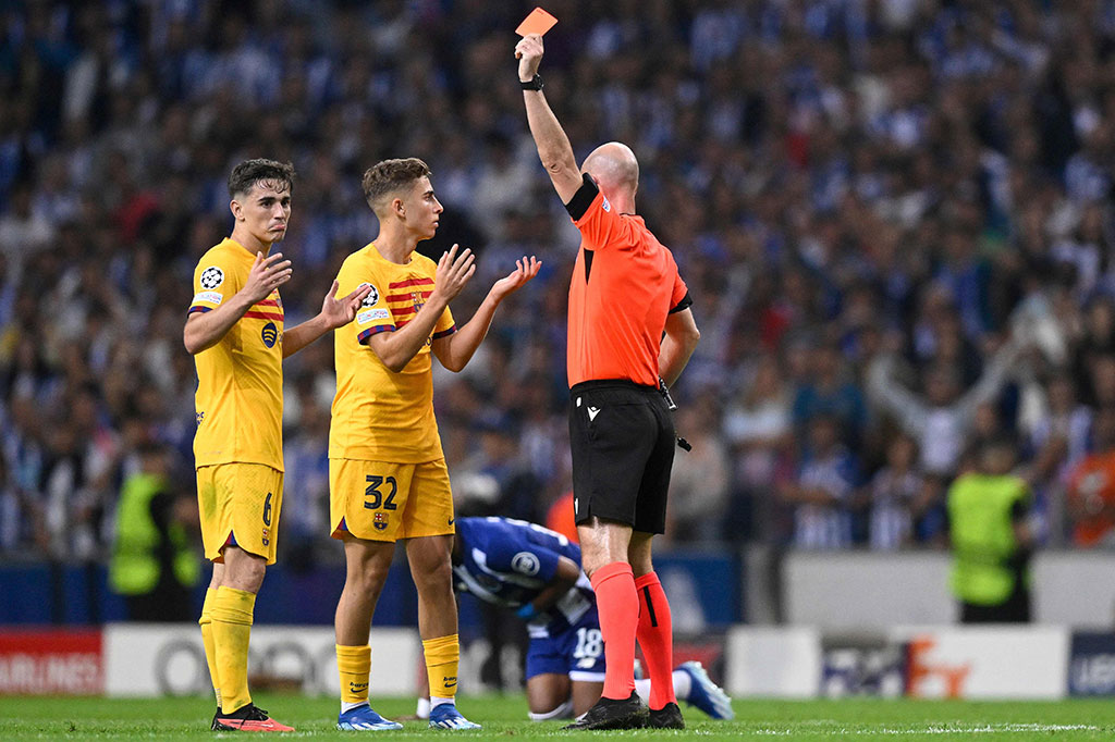 Pada waktu tambahan babak kedua, Barcelona harus bermain dengan 10 orang setelah Gavi diusir oleh wasit karena mendapatkan kartu kuning kedua setelah melanggar Wendell. 