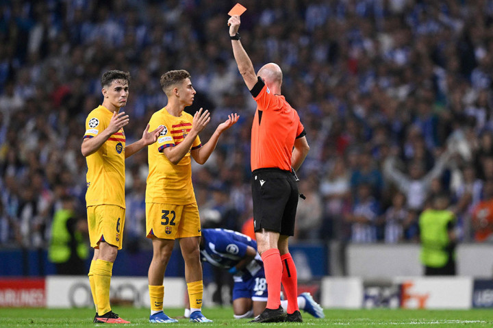 Pada waktu tambahan babak kedua, Barcelona harus bermain dengan 10 orang setelah Gavi diusir oleh wasit karena mendapatkan kartu kuning kedua setelah melanggar Wendell. 