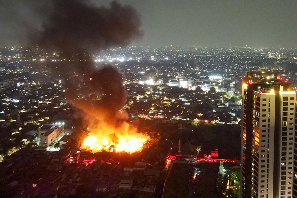 Sekitar 124 rumah tinggal semi permanen dan lapak pemulung berukuran 3.000 meter persegi  di Jalan Jatayu 1, Kebayoran Lama, Jakarta Selatan, kebakaran pada Rabu, 4 Oktober 2023 malam.