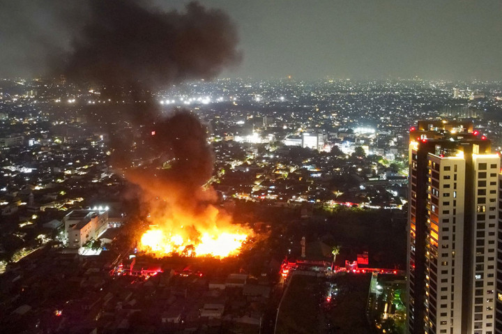 Sekitar 124 rumah tinggal semi permanen dan lapak pemulung berukuran 3.000 meter persegi  di Jalan Jatayu 1, Kebayoran Lama, Jakarta Selatan, kebakaran pada Rabu, 4 Oktober 2023 malam.