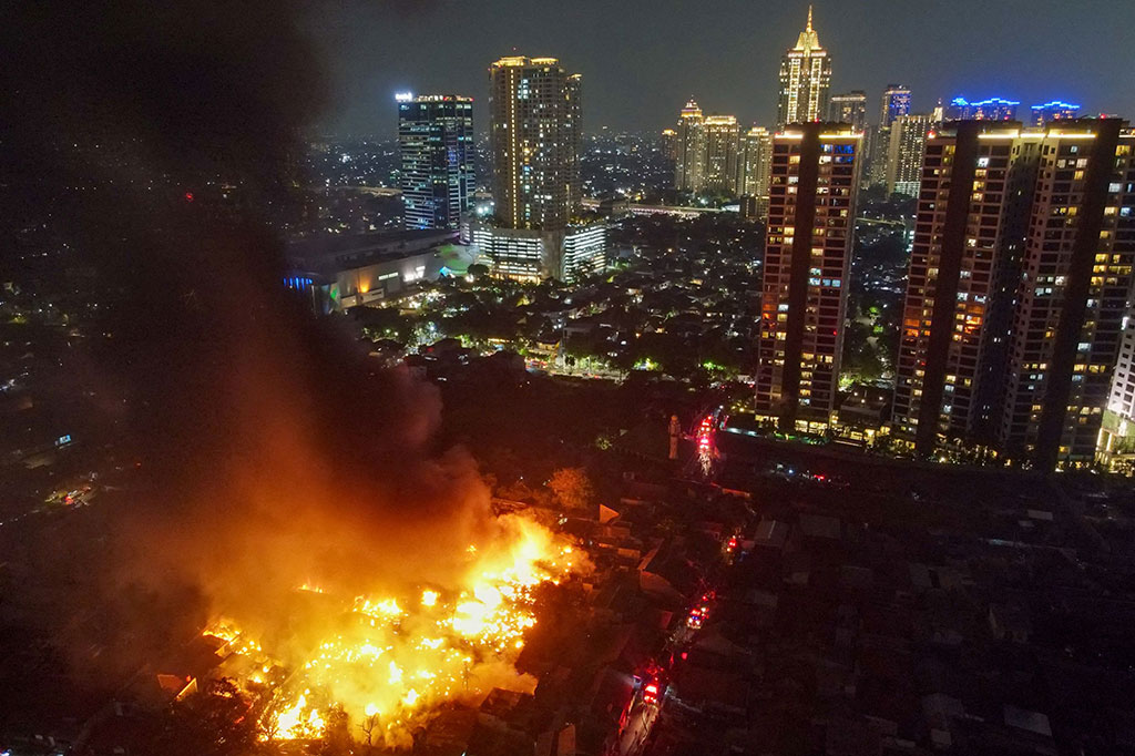 Kepala Suku Dinas (Kasudin) Penanggulangan Kebakaran dan Penyelamatan (Gulkarmat) Jakarta Selatan Syamsul Huda mengatakan kebakaran terjadi pukul 17.15 WIB.