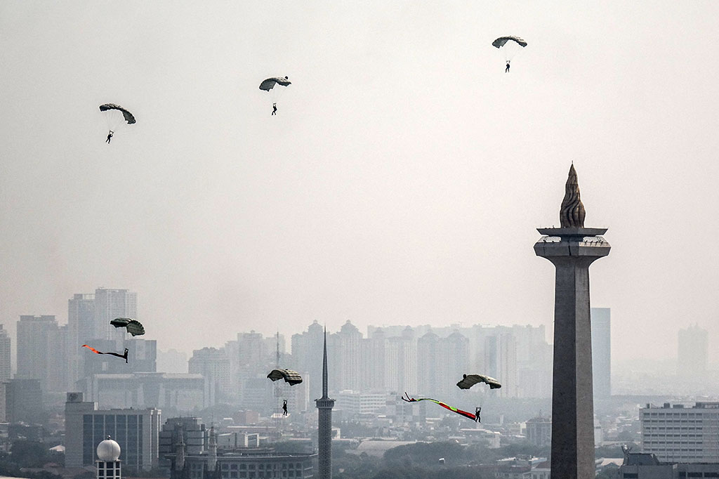 Perayaan HUT ke-78 TNI diwarnai aksi terjun payung hingga konvoi alat utama sistem pertahanan (alutsista). Acara tersebut digelar di Monumen Nasional (Monas), Jakarta Pusat, Kamis, 5 Oktober 2023.