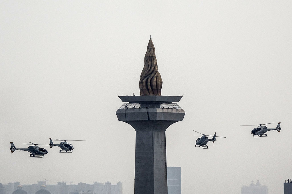 Kemeriahan HUT ke-78 TNI tak berhenti di sini. Warga hingga Presiden Jokowi dibuat terkesima dengan aksi aerobatik pesawat tempur dan helikopter TNI tiga matra, AD, AL, dan AU.