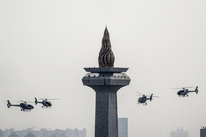 Kemeriahan HUT ke-78 TNI tak berhenti di sini. Warga hingga Presiden Jokowi dibuat terkesima dengan aksi aerobatik pesawat tempur dan helikopter TNI tiga matra, AD, AL, dan AU.