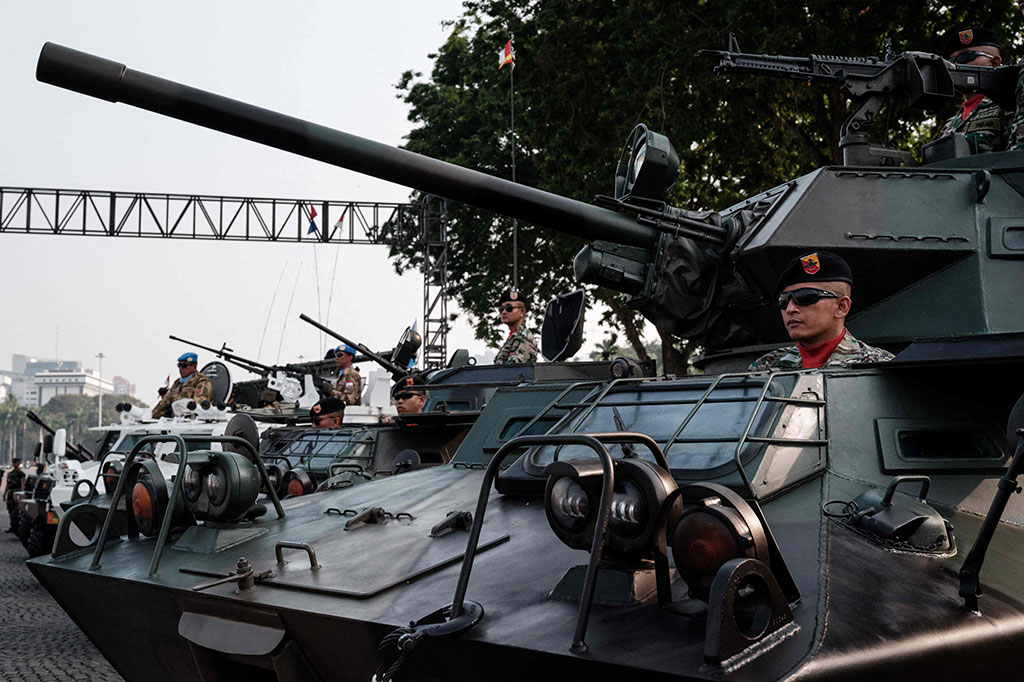 Selanjutnya, Panglima TNI Laksamana Yudo Margono mengerahkan ratusan kendaraan dalam defile (parade) alutsista. Melintas paling depan adalah 23 motor pengawalan dan sembilan mobil pengawalan dari satuan polisi militer (PM).
