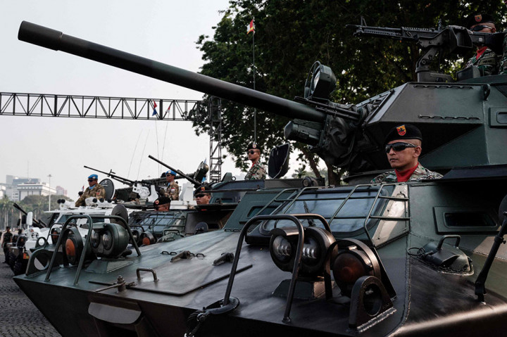 Selanjutnya, Panglima TNI Laksamana Yudo Margono mengerahkan ratusan kendaraan dalam defile (parade) alutsista. Melintas paling depan adalah 23 motor pengawalan dan sembilan mobil pengawalan dari satuan polisi militer (PM).