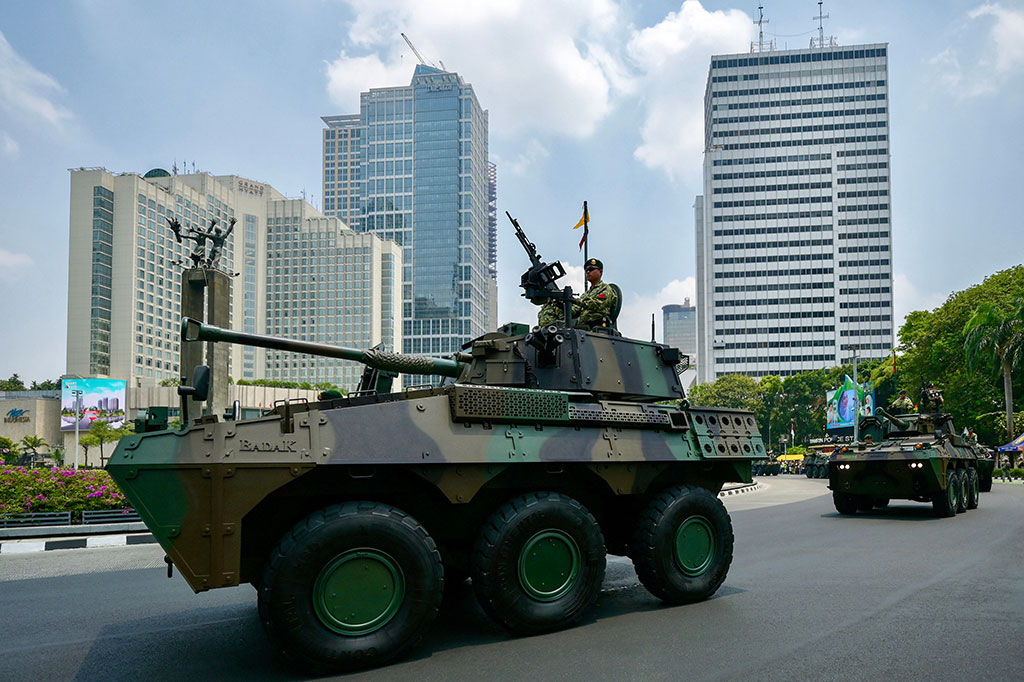 Defile ini kemudian berlanjut keluar kawasan Monas untuk konvoi. Rute konvoi, yakni Monas-Jalan Medan Merdeka Selatan-Jalan MH Thamrin-Bundaran HI dan kembali ke Monas. 