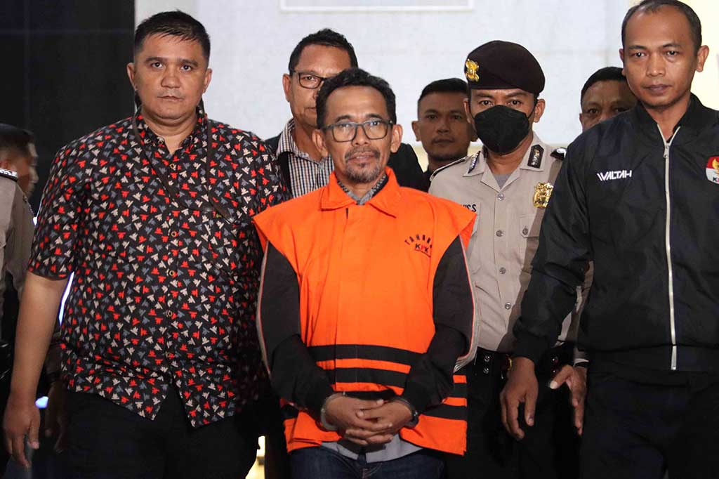 Penyidik Komisi Pemberantasan Korupsi (KPK) menahan Wali Kota Bima periode 2018-2023 Muhammad Lutfi (MLI) setelah ditetapkan sebagai tersangka dalam kasus dugaan korupsi pengadaan barang dan jasa disertai penerimaan gratifikasi di lingkungan Pemerintah Kota Bima, Nusa Tenggara Barat.