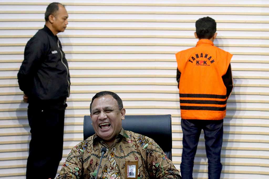 Atas perbuatannya, yang bersangkutan dijerat dengan Pasal 12 huruf (i) dan atau 12B Undang-Undang Nomor 31 Tahun 1999 tentang Pemberantasan Tindak Pidana Korupsi sebagaimana telah diubah dengan Undang-Undang Nomor 20 Tahun 2001 juncto Pasal 55 ayat (1) ke-1 KUHP.