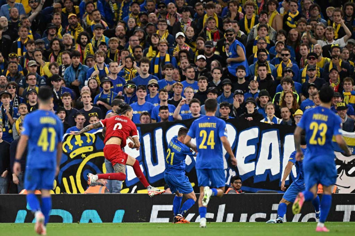 Lima menit berselang, tim asuhan Jurgen Klopp itu bahkan mampu membuka skor melalui Darwin Nunez. Namun, sayangnya gol tersebut dianulir wasit karena terjebak offside setelah sebelumnya striker Uruguay itu mendapatkan bola hasil sepakan Graveberch yang ditepis Moris.