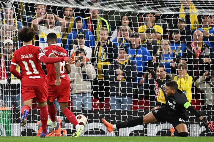 Akhirnya, gol yang ditunggu-tunggu Liverpool datang pada menit ke-43. Melalui serangan cepat dari belakang, Trent Alexander-Arnold melepaskan tendangan keras dan ditepis Moris. Bola rebound dimanfaatkan oleh Ryan Gravenberch untuk membuka skor. Skor berubah 1-0 dan bertahan hingga turun minum.