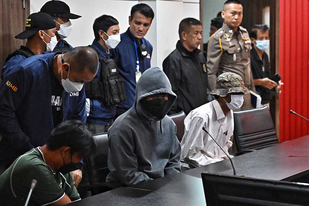 Dua pria yang diduga menjual senjata kepada seorang anak berusia 14 tahun yang diduga melakukan serangan penembakan di Mal Bangkok Siam Paragon tiba untuk diinterogasi di Kantor Polisi Yannawa, Bangkok, Thailand, Kamis, 5 Oktober 2023. 