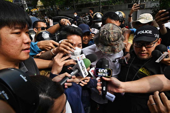 Dua pria lainnya ditangkap di Bangkok. “Ada juga peralatan streaming langsung,” kata pejabat polisi Samran Nuanma kepada wartawan di luar rumah salah satu tersangka.