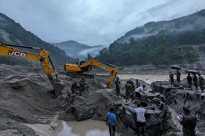 Korban tewas akibat semburan danau glasial dahsyat yang memicu banjir bandang besar di India telah meningkat menjadi sedikitnya 10 orang, sedangkan 102 lainnya masih hilang.