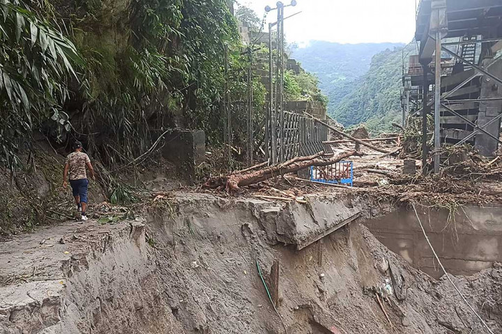 Pihak berwenang mengatakan banyak jalan yang rusak dan 14 jembatan juga telah hanyut oleh banjir itu. Tim penyelamat berjuang untuk membantu warga yang dilanda banjir, tetapi jaringan telepon masih terputus di banyak tempat dan jalan-jalan terhalang oleh batu dan pohon tumbang.