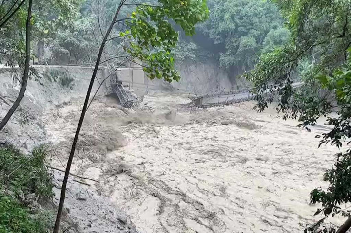 Lonjakan air datang setelah hujan deras membuat Danau Lhonak meluap. Danau itu terletak di dataran tinggi, yaitu di dasar gletser puncak-puncak yang mengelilingi gunung tertinggi ketiga di dunia, Kangchenjunga.