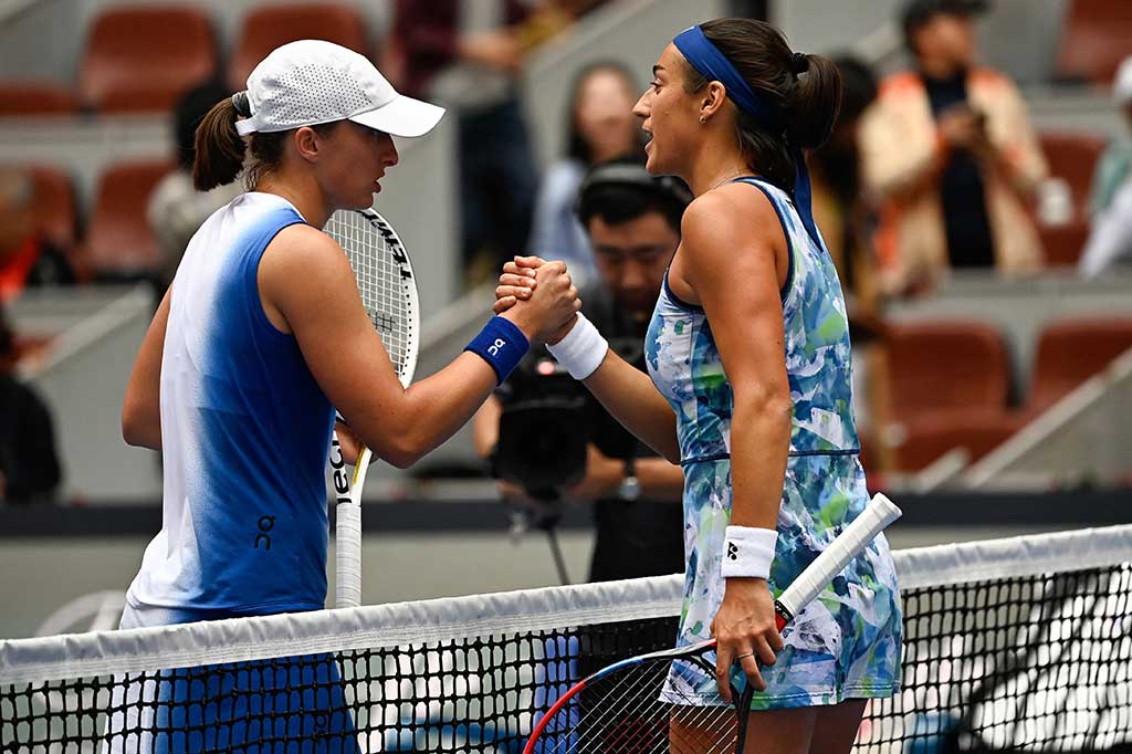 Petenis Polandia itu menang 6-7 (8/10), 7-6 (7/5), 6-1, dan akan bertemu dengan pemenang antara juara AS Terbuka Coco Gauff atau peringkat enam dunia Maria Sakkari.