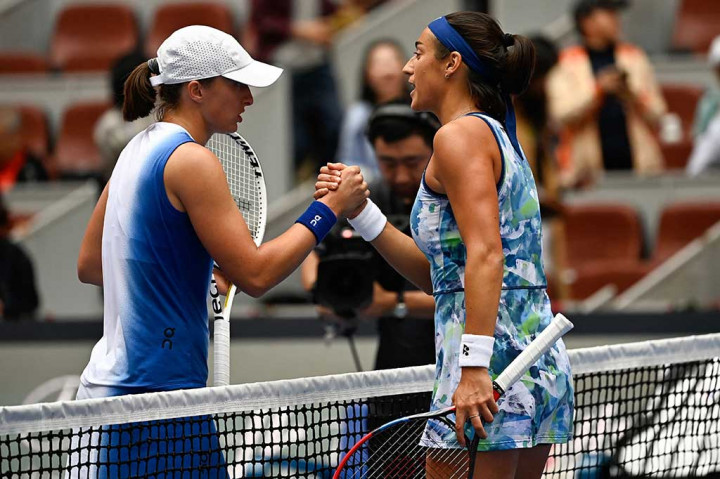 Petenis Polandia itu menang 6-7 (8/10), 7-6 (7/5), 6-1, dan akan bertemu dengan pemenang antara juara AS Terbuka Coco Gauff atau peringkat enam dunia Maria Sakkari.