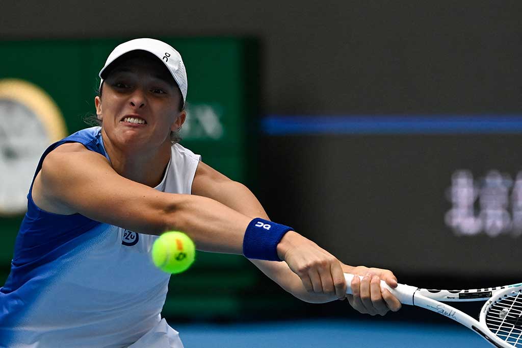 Dari sana, Swiatek mengambil kendali, mencatatkan double break pada set penentuan dan akhirnya merebut match point pada permintaan kelima.