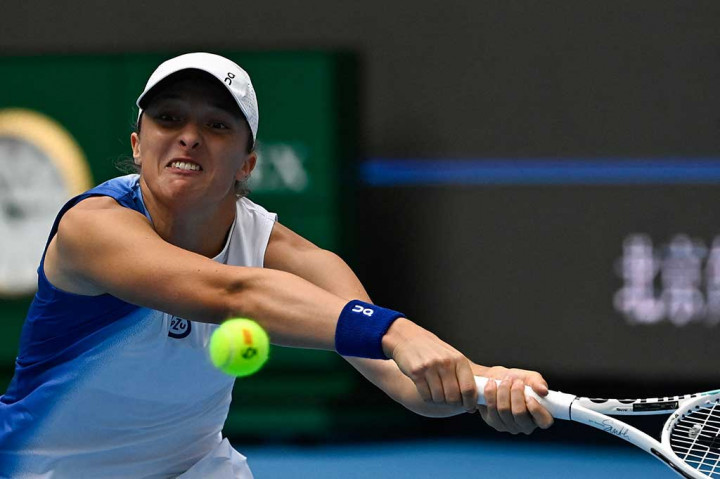 Dari sana, Swiatek mengambil kendali, mencatatkan double break pada set penentuan dan akhirnya merebut match point pada permintaan kelima.