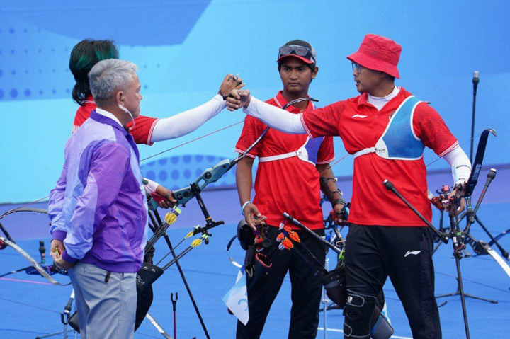 Indonesia menang telak 6-0 (56-55, 55-54, 58-54) atas Bangladesh di tengah pertandingan yang diwarnai gerimis.