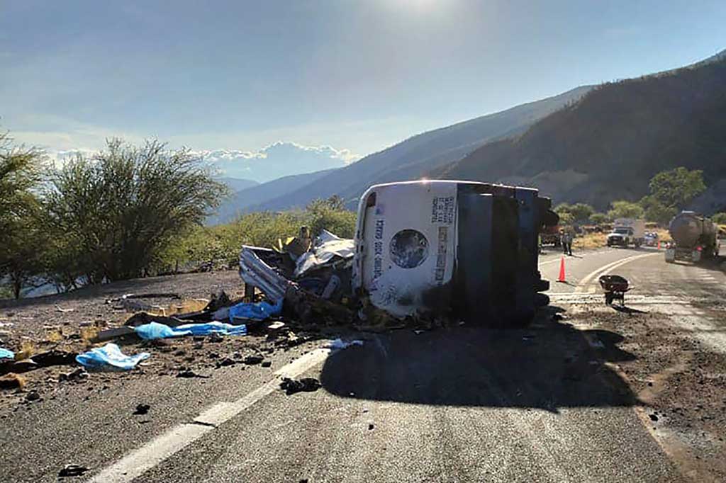 Gambar selebaran yang dirilis oleh Perlindungan Sipil Meksiko menunjukkan lokasi kecelakaan bus yang membawa puluhan migran, di Cuacnopalan, Negara Bagian Oaxaca, Meksiko, Jumat, 6 Oktober 2023.