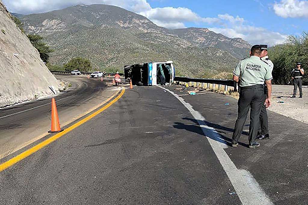 Sebuah bus yang membawa migran terbalik di Meksiko selatan, Jumat, 6 Oktober 2023, menyebabkan sedikitnya 18 penumpang tewas dan 27 orang terluka. Ini merupakan kecelakaan fatal terbaru yang melibatkan migran tujuan AS.