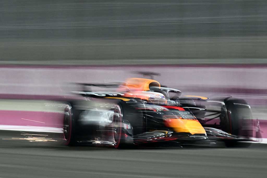 Pembalap Red Bull Max Verstappen memacu mobil balapnya saat sesi kualifikasi Grand Prix Qatar di Sirkuit Lusail International, Qatar, Jumat, 6 Oktober 2023.