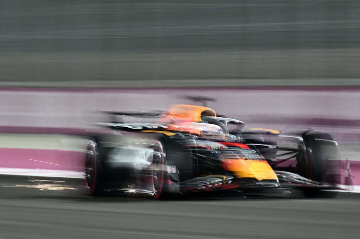 Pembalap Red Bull Max Verstappen memacu mobil balapnya saat sesi kualifikasi Grand Prix Qatar di Sirkuit Lusail International, Qatar, Jumat, 6 Oktober 2023.