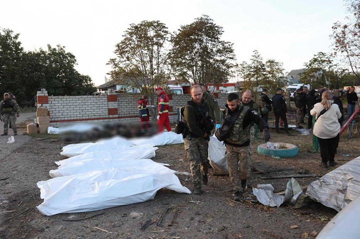 Serangan udara Rusia menghantam Kharkiv, Ukraina, Kamis, 5 Oktober 2023 waktu setempat, menewaskan sedikitnya 51 orang. Kantor Komisioner Tinggi Perserikatan Bangsa-Bangsa untuk Hak Asasi Manusia menyebut serangan itu sebagai salah satu yang paling mematikan selama perang di Ukraina.