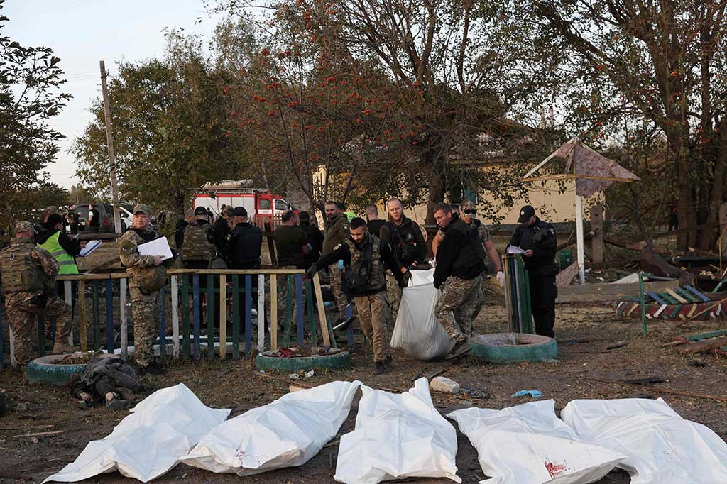 Serangan rudal Rusia itu menghantam sebuah kafe di Desa Hroza yang terletak di Kharkiv di timur laut Ukraina, di mana penduduk desa sedang berkumpul untuk berkabung atas gugurnya tentara Ukraina. Desa tersebut kabarnya tidak berada dekat target militer atau industri.