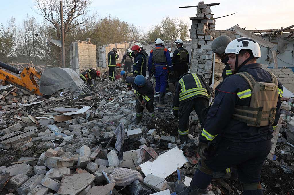 Operasi penyelamatan untuk menemukan korban selamat dari serangan itu dinyatakan telah selesai.

“Pada pukul 19.20 (waktu setempat) pekerjaan darurat dan penyelamatan di Desa Hroza, Distrik Kupiansk, telah selesai. Sebanyak 51 orang meninggal, termasuk seorang anak yang lahir pada 2017, dan 6 orang luka-luka,” kata pihak berwenang Ukraina.