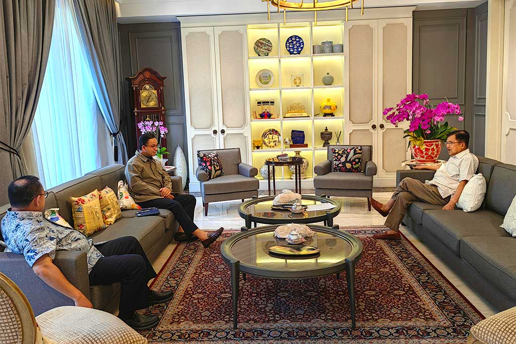 Pada foto yang beredar, Anies duduk santai bersama JK yang ditemani Sudirman Said. Mereka berbincang hangat.