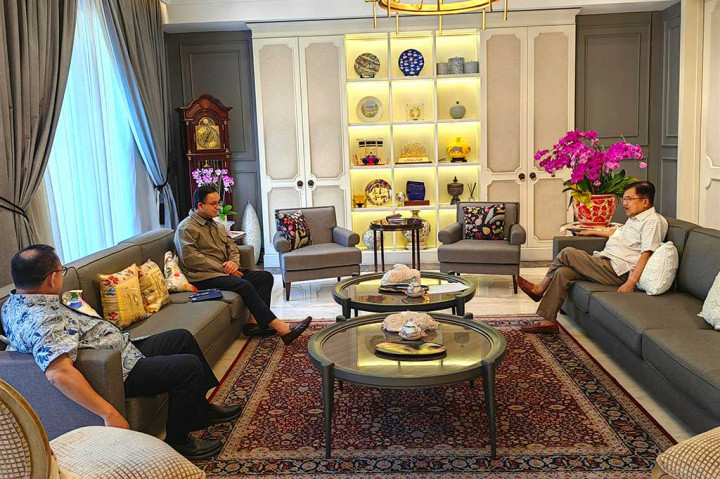 Pada foto yang beredar, Anies duduk santai bersama JK yang ditemani Sudirman Said. Mereka berbincang hangat.