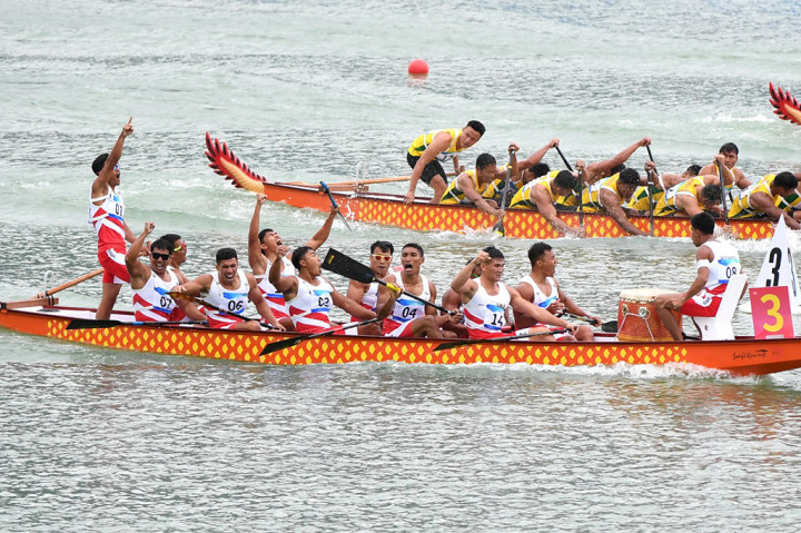 Tim perahu naga nomor 1.000m putra melakukan selebrasi usai menjadi yang pertama menyentuh garis finis pada lomba yang digelar di  Wenzhou Dragon Boat Centre, Jumat, 6 Oktober 2023.