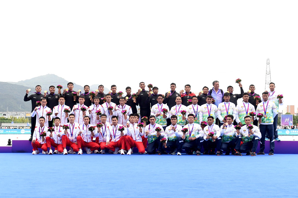 Maizir Riyondra dan kawan-kawan menyelesaikan lomba jarak panjang tersebut dengan catatan 4:31,135, mengalahkan pedayung tuan rumh Tiongkok yang mencatatkan waktu 4 menit 31,182 detik atau selisih 0,047 detik. Medali perunggu direbut Myanmar dengan selisih waktu 1,824 detik.