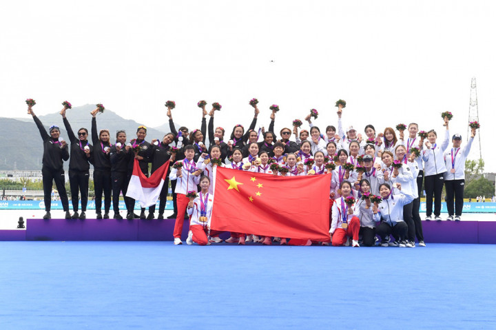 Di sisi lain, untuk nomor 1.000 meter putri, Ayuning Tika Vihari dkk mampu menjadi yang tercepat kedua dengan catatan waktu 4 menit 55,385 detik atau selisih 3,937 detik dari Tiongkok yang meraih emas. Posisi ketiga direbut Korea Selatan dengan selisih 4,220 detik dari Tiongkok. 