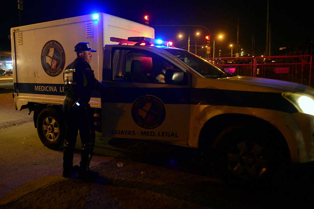 Anggota polisi forensik memasuki penjara Guayas 1 di Guayaquil, Ekuador, setelah terjadinya kerusuhan, Jumat, 6 Oktober 2023 waktu setempat. 